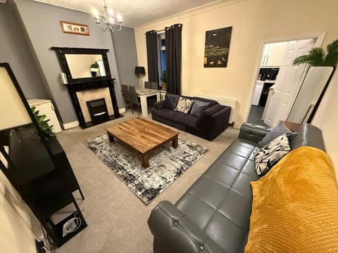 Oswaldtwistle Spacious 3 Bedroom Two Bath House in Rossendale