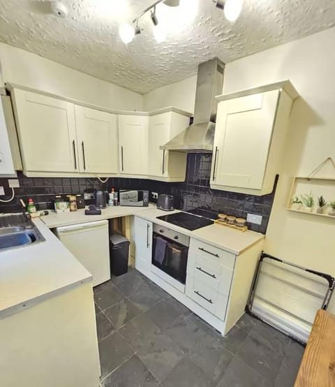 Oswaldtwistle Spacious 3 Bedroom Two Bath House in Rossendale