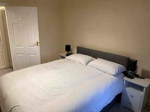 Oswaldtwistle Spacious 3 Bedroom Two Bath House in Rossendale