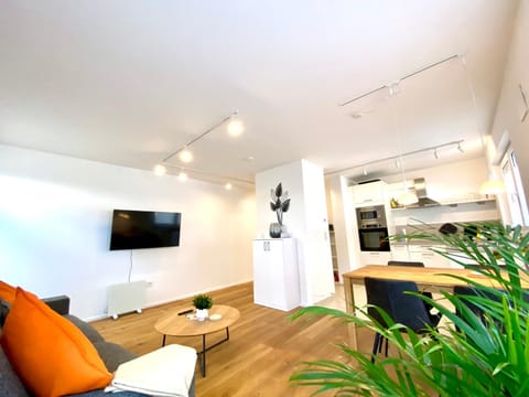 Communal lounge/ TV room, TV and multimedia, Kitchen or kitchenette, Living room, Seating area, Dining area