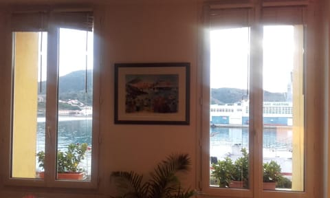 Appartement La Méditerranée vue sur Mer plein soleil 3 climatisations réversibles Condo in Port-Vendres