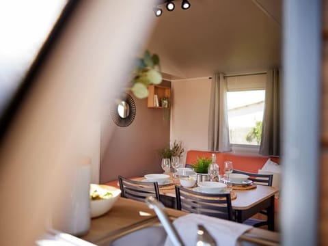 Mobil home 6 pers avec terrasse, 3 chambres - API-1-52-651 Campground/
RV Resort in Provence-Alpes-Côte d'Azur