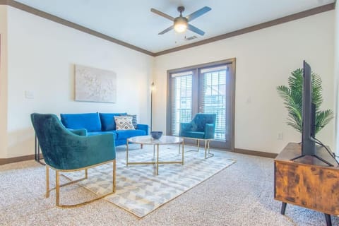 Boulevard Stays Charming 2BR Retreat Pool Parking Gym Apartment in Douglass Hills