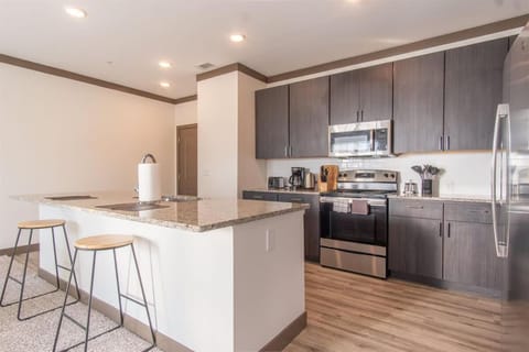 Boulevard Stays Spacious 1BR Suite Pool Parking Gym D Apartment in Douglass Hills