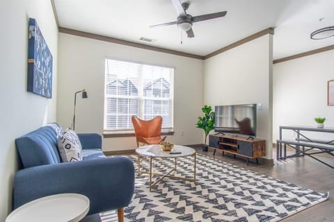 Boulevard Stays Expansive 1BR Suite Pool Parking & Gym Apartment in Douglass Hills