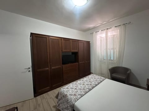 Bed, TV and multimedia, Photo of the whole room, Bedroom, wardrobe