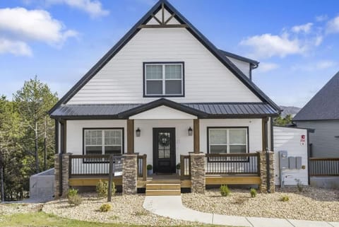 Luxury Lodge Near Lake - Hot Tub - Pools - Games House in Hollister