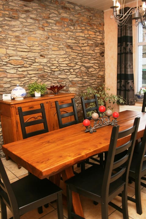 On-site shops, Decorative detail, Dining area