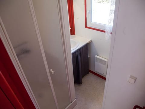 Chalet de 20m² à Naucelle avec terrasse - API-1-52-334 Campground/ 
RV Resort in Auvergne-Rhône-Alpes