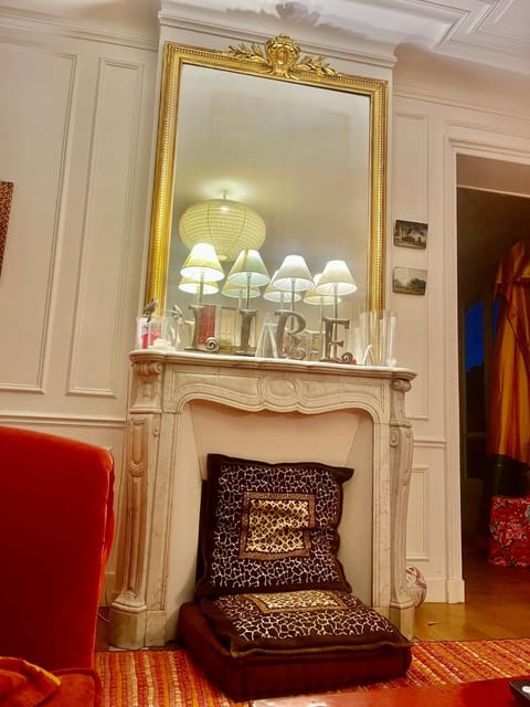 Party of 6!! Arc de Triomphe Apartment in Paris