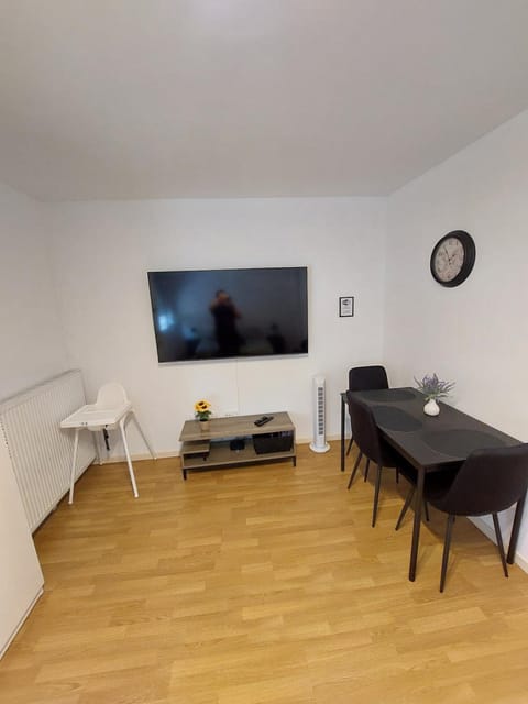 Cosy Home 4 - Spacieux studio avec parking - 30 min Paris Apartment in Cergy