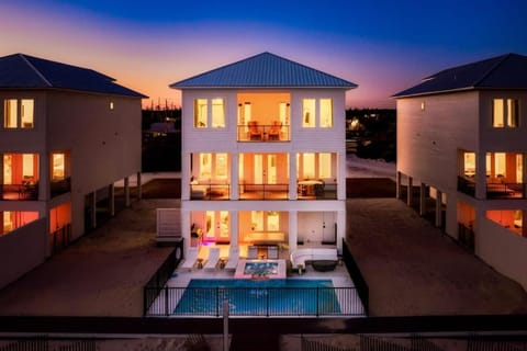 Miramare - Beachfront Luxury with Pool & Elevator House in Romar Beach