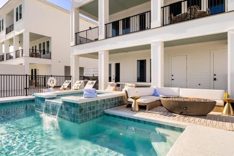 Miramare - Beachfront Luxury with Pool & Elevator House in Romar Beach