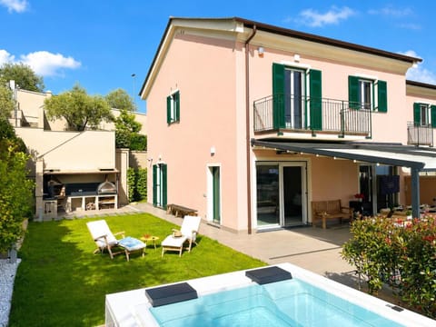 Property building, BBQ facilities, Garden, Balcony/Terrace, Swimming pool