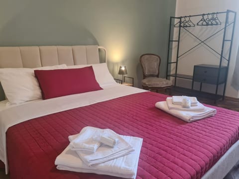 Bedroom, towels