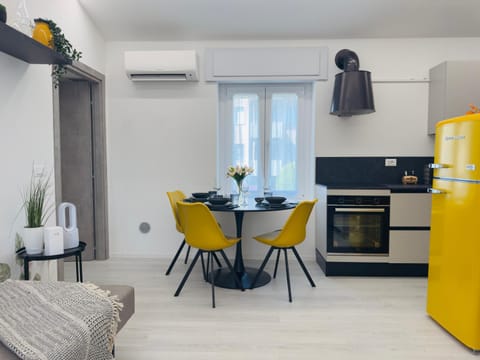 Kitchen or kitchenette, Seating area