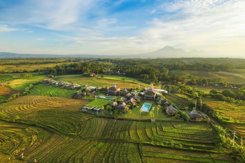 Bird's eye view, Text overlay, Mountain view