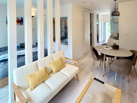 Bed, Living room, Dining area, Bedroom