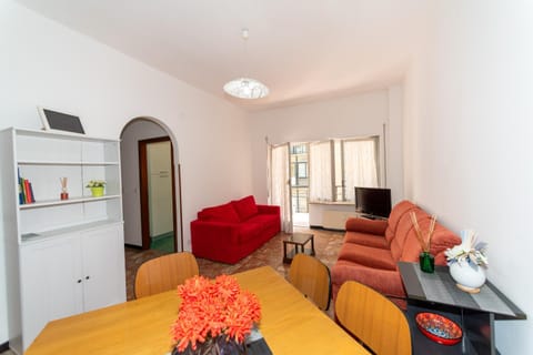 TV and multimedia, Kitchen or kitchenette, Living room, Seating area, Dining area