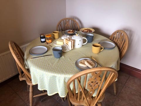 Coffee/tea facilities, Dining area, microwave, oven, stove, toaster