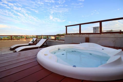 Hot Tub, Solarium