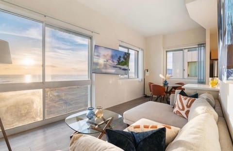 TV and multimedia, View (from property/room), Living room, Seating area, Sea view