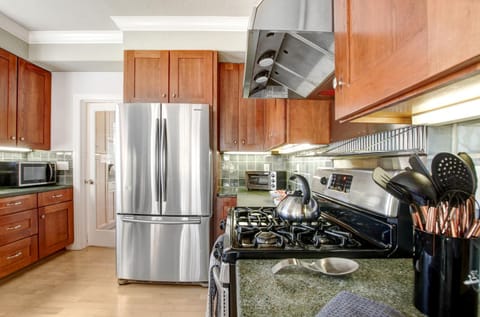 Kitchen or kitchenette, dishwasher, oven, pet friendly, stove, toaster