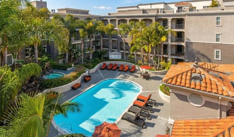 Property building, Patio, Day, Garden, Garden view, Pool view, Swimming pool, sunbed
