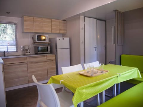 Mobil-home 6 pers avec Terrasse à Naucelle - API-1-52-325 Campground/
RV Resort in Auvergne-Rhône-Alpes