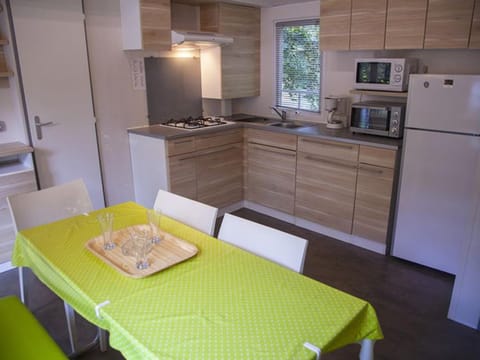 Mobil-home 6 pers avec Terrasse à Naucelle - API-1-52-325 Campground/
RV Resort in Auvergne-Rhône-Alpes
