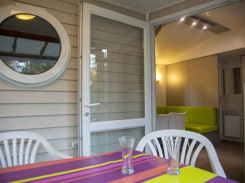 Mobil-home 6 personnes avec terrasse à Naucelle - API-1-52-415 Campground/
RV Resort in Auvergne-Rhône-Alpes