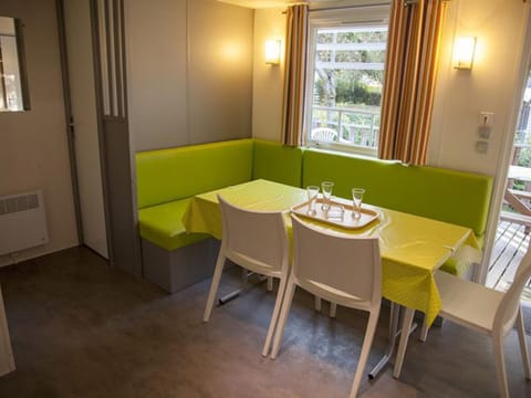 Mobil home cosy avec terrasse au camping de Naucelle - API-1-52-585 Campground/
RV Resort in Auvergne-Rhône-Alpes