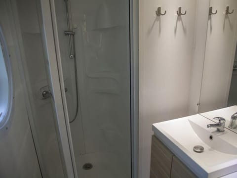 Mobil home cosy avec terrasse au camping de Naucelle - API-1-52-585 Campground/
RV Resort in Auvergne-Rhône-Alpes