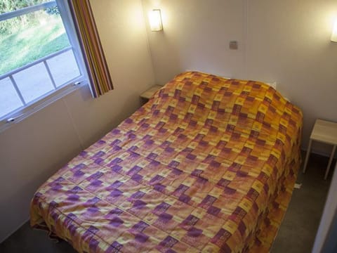 Mobil home cosy avec terrasse au camping de Naucelle - API-1-52-585 Campground/
RV Resort in Auvergne-Rhône-Alpes