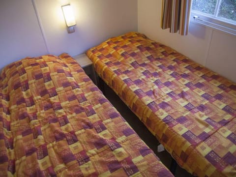 Mobil home cosy avec terrasse au camping de Naucelle - API-1-52-585 Campground/
RV Resort in Auvergne-Rhône-Alpes