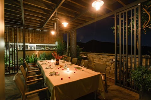 Restaurant/places to eat, Balcony/Terrace