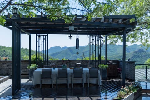 Property building, Balcony/Terrace, Seating area, Mountain view