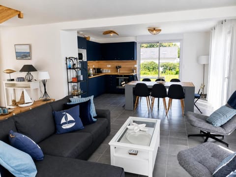 Kitchen or kitchenette, Living room, Seating area, Dining area, stove, kitchen
