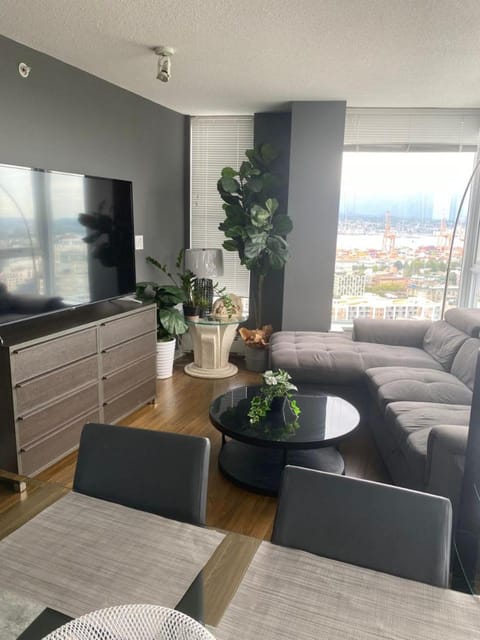 Dream Apartment with a Sauna Pool & Jacuzzi Apartment in Vancouver