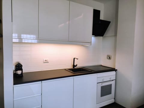 Coffee/tea facilities, Kitchen or kitchenette, stove