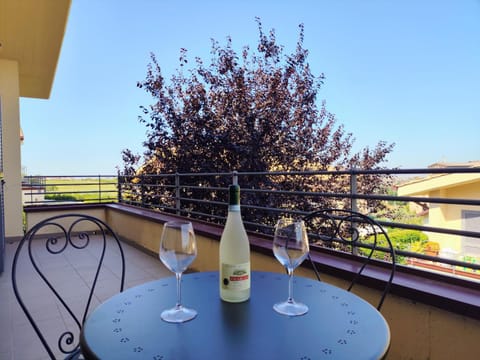 Day, View (from property/room), Balcony/Terrace, Dining area, Alcoholic drinks