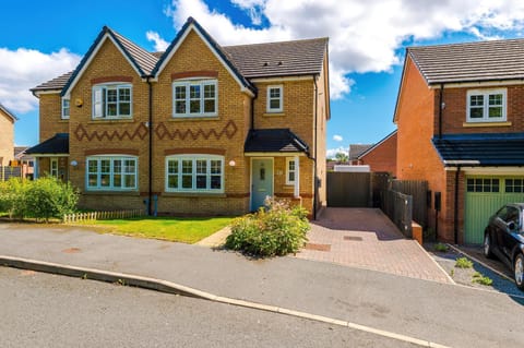 Property building, Neighbourhood, Street view, Parking