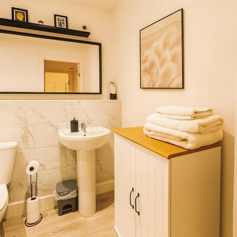 New York Luxe & Free Onsite Parking Apartment in Bradford