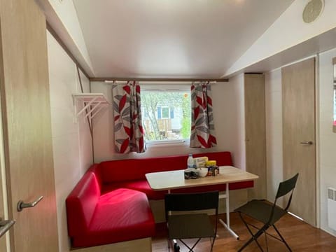 Mobil home 6 pers avec terrasse - API-1-52-222 Campground/
RV Resort in Provence-Alpes-Côte d'Azur