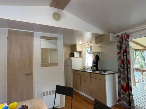 Mobil home 6 pers avec terrasse - API-1-52-222 Campground/
RV Resort in Provence-Alpes-Côte d'Azur