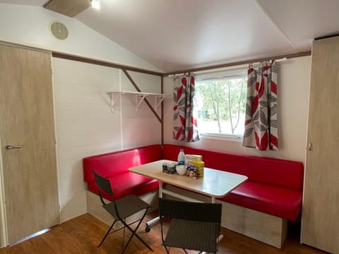 Mobil home 6 pers avec terrasse - API-1-52-222 Campground/
RV Resort in Provence-Alpes-Côte d'Azur