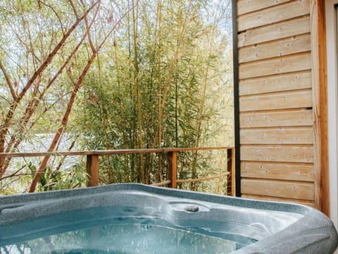 Chalet avec Jacuzzi et Terrasse à Bormes-les-Mimosas - API-1-52-310 Campground/ 
RV Resort in Bormes-les-Mimosas