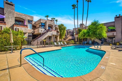 Property building, Day, Pool view, Swimming pool, Swimming pool, sunbed