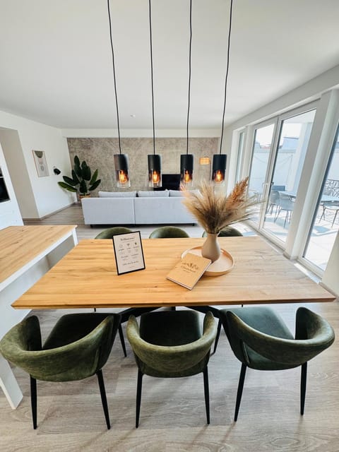 Seating area, Dining area