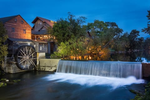Sweet Mountain Escape by American Patriot Getaways House in Pigeon Forge